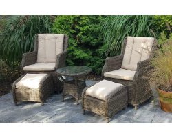 Zestaw 2 foteli z podnóżkamii stolik z technorattanu APULLA brązowt 