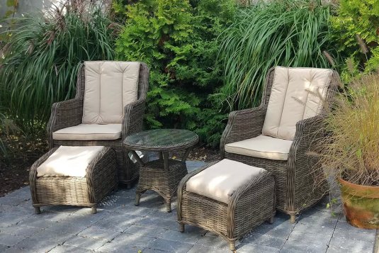 Zestaw 2 foteli z podnóżkamii stolik z technorattanu APULLA brązowt