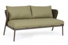 Oliwkowa sofa dwuosobowa nowoczesna aluminiowa HARLOW poduszki Olefin