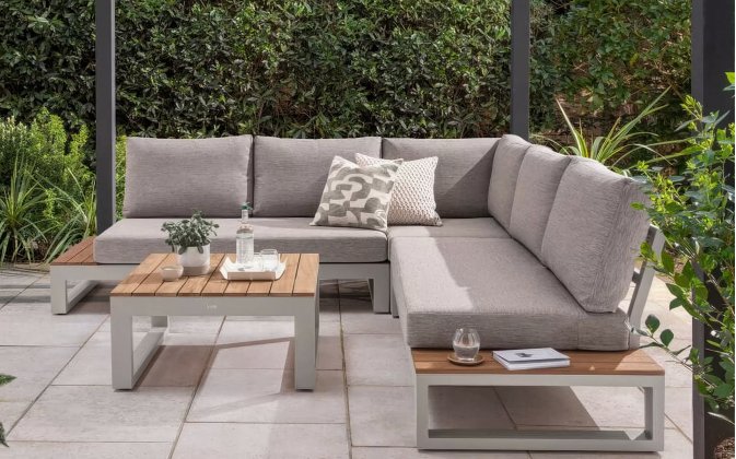 Otwarty narożnik aluminiowy beżowy ze stolikami bocznymi SOHO i blatami teak