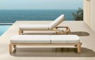 2x leżak z drewna teak PALLISAD ze stolikiem i materacami beżowymi Olefin