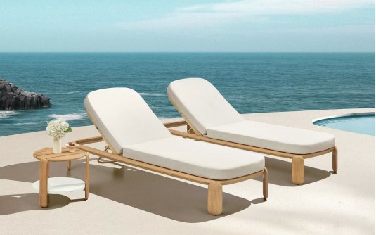 2x leżak z drewna teak PALLISAD ze stolikiem i materacami beżowymi Olefin 2x leżak z drewna teak PALLISAD ze stolikiem i materacami beżowymi Olefin