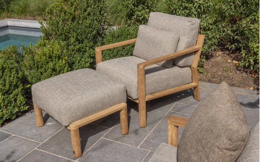 Fotel ogrodowy z podńóżkiem z drewna tekowego LUCAS 4SO poduszki beżowe Olefin