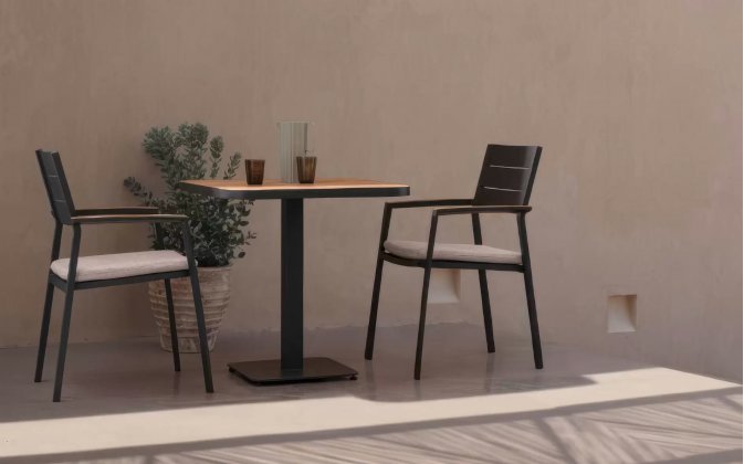 Kwadratowy antracytowy stolik aluminiowy bistro BELMAR 75x75 blat z powłoką imitującą drewno