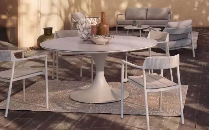 Beżowy okrągły stół na taras aluminiowy ARNOLD śr. 158 cm blat kamienny