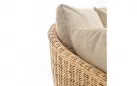 Małe łóżko ogrodowe z naturalnego rattanu CADICE z beżowymi poduszkami bizzotto