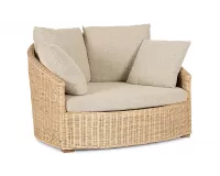 Małe łóżko ogrodowe z naturalnego rattanu CADICE z beżowymi poduszkami bizzotto