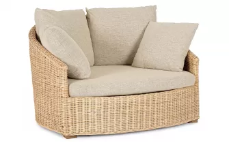 Małe łóżko ogrodowe z naturalnego rattanu CADICE z beżowymi poduszkami bizzotto