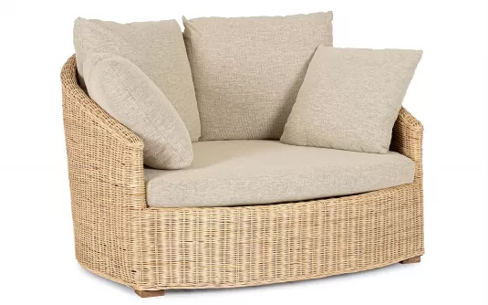 Małe łóżko ogrodowe z naturalnego rattanu CADICE z beżowymi poduszkami bizzotto