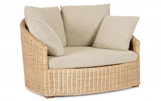 Małe łóżko ogrodowe z naturalnego rattanu CADICE z beżowymi poduszkami bizzotto