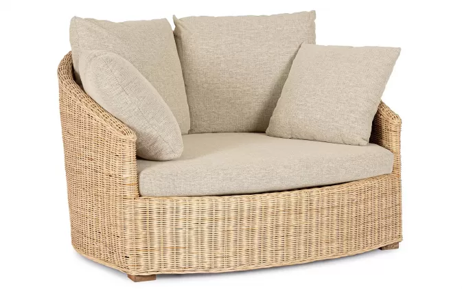 Małe łóżko ogrodowe z naturalnego rattanu CADICE z beżowymi poduszkami bizzotto