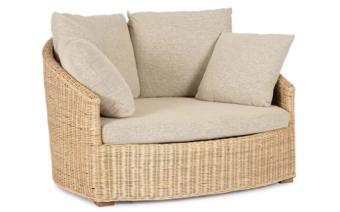 Małe łóżko ogrodowe z naturalnego rattanu CADICE z beżowymi poduszkami bizzotto