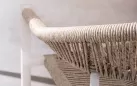 Biały fotel aluminiowy na taras JANDIA technorattan bezowy