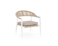 Biały fotel aluminiowy na taras JANDIA technorattan bezowy