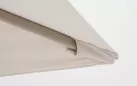 Beżowy parasol z nogą boczną pochylany w 2 osiach SARAGOZZA bizzotto