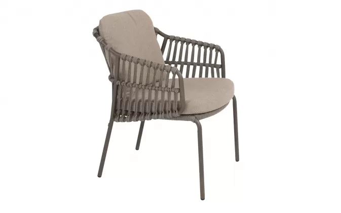 Krzesło stołowe na taras CAPALBIO 4SO nogi ciemnobrązowe poduszki szarobeżowe materiał Bounce