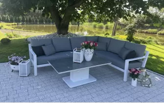 Biały luksusowy narożnik aluminiowy TIMBER z podnoszonym stolikiem z blatem kamiennym