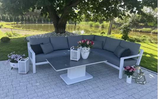 Biały luksusowy narożnik aluminiowy TIMBER z podnoszonym stolikiem z blatem kamiennym