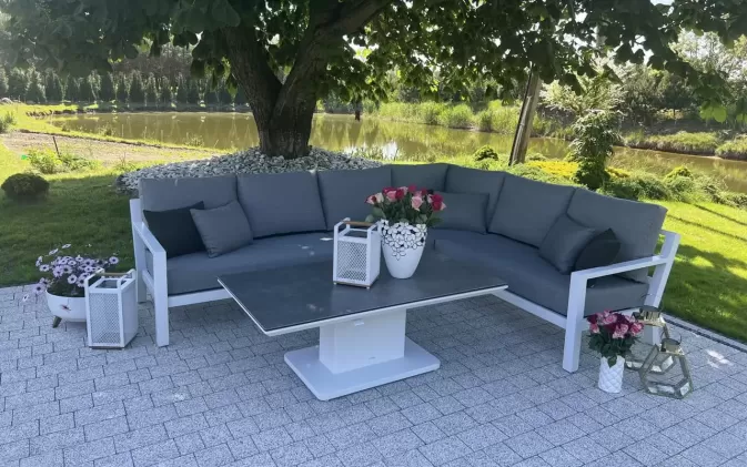 Biały luksusowy narożnik aluminiowy TIMBER z podnoszonym stolikiem z blatem kamiennym