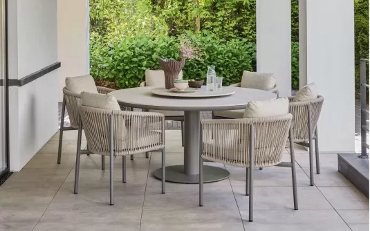 Zestaw ogrodowy BORA BORA – okrągły stół Ø 160 cm z krzesłami z aluminium i poduszkami All Weather antracyt Zestaw ogrodowy BORA BORA – okrągły stół Ø 160 cm z krzesłami z aluminium i poduszkami All Weather antracyt