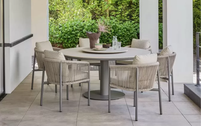 Zestaw ogrodowy BORA BORA – okrągły stół Ø 160 cm z krzesłami z aluminium i poduszkami All Weather antracyt