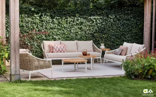 Białokremowy zestaw wypoczynkowy ogrodowy MILOU z aluminium z technorattanem i dodatkami teakowymi 