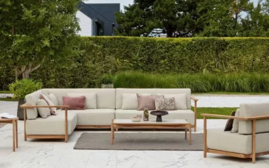 Zestaw wypoczynkowy ogrodowy ST. LUCIA z drewna teak i poduszkami All Weather jasnobeżowymi