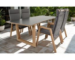 Zestaw stołowy na taras ze stołem i 4 krzesłami z pochylonymi oparciami