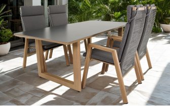 Zestaw stołowy na taras ze stołem i 4 krzesłami z pochylonymi oparciami