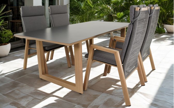 Zestaw stołowy na taras ze stołem i 4 krzesłami z pochylonymi oparciami