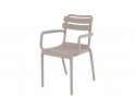 Beżowe krzesło ogrodowe TORVI sztaplowane z polipropylenu z podłokietnikami