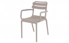 Beżowe krzesło ogrodowe TORVI sztaplowane z polipropylenu z podłokietnikami