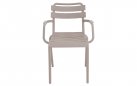 Beżowe krzesło ogrodowe TORVI sztaplowane z polipropylenu z podłokietnikami