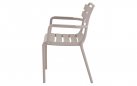 Beżowe krzesło ogrodowe TORVI sztaplowane z polipropylenu z podłokietnikami