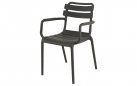 Czarne krzesło ogrodowe TORVI sztaplowane z polipropylenu z podłokietnikami