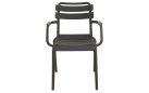 Czarne krzesło ogrodowe TORVI sztaplowane z polipropylenu z podłokietnikami