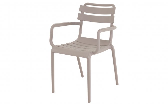 Beżowe krzesło ogrodowe TORVI sztaplowane z polipropylenu z podłokietnikami