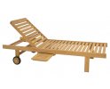 Leżak ogrodowy LOUNG z teaku z kółkami i wysuwanym stoliczkiem bocznym