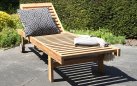 Leżak ogrodowy LOUNG z teaku z kółkami i wysuwanym stoliczkiem bocznym