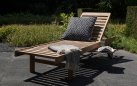 Leżak ogrodowy LOUNG z teaku z kółkami i wysuwanym stoliczkiem bocznym