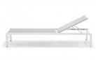 Biały leżak ogrodowy RAJA z kółkami i siedziskiem z teksty liny.