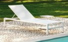 Biały leżak ogrodowy RAJA z kółkami i siedziskiem z teksty liny.