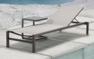 Grafitowy leżak ogrodowy RAJA z kółkami i siedziskiem z teksty liny.