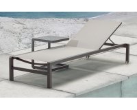 Grafitowy leżak ogrodowy RAJA z kółkami i siedziskiem z teksty liny.