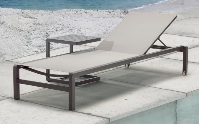 Grafitowy leżak ogrodowy RAJA z kółkami i siedziskiem z teksty liny.