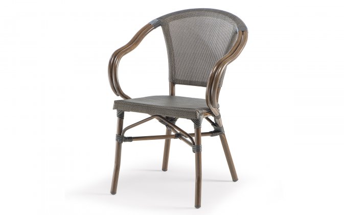 Brązowy fotel ogrodowy sztaplowany o klasycznym wyglądzie aluminium efekt powłoki drewna