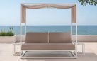 Białe łóżko ogrodowe ANTIGUA dwuosobowe z zadaszeniem i osłonami w kolorze beżowym