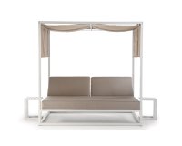 Białe łóżko ogrodowe ANTIGUA dwuosobowe z zadaszeniem i osłonami w kolorze beżowym