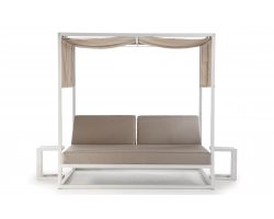 Białe łóżko ogrodowe ANTIGUA dwuosobowe z zadaszeniem i osłonami w kolorze beżowym