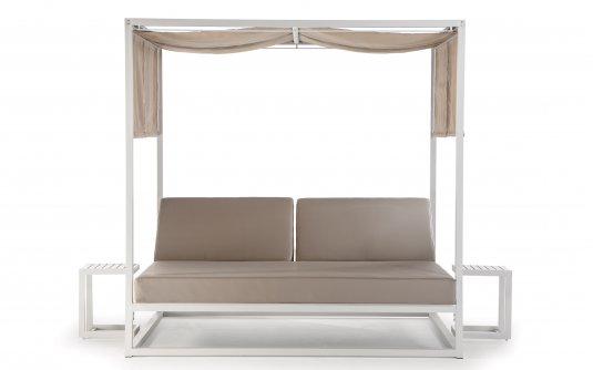 Białe łóżko ogrodowe ANTIGUA dwuosobowe z zadaszeniem i osłonami w kolorze beżowym Białe łóżko ogrodowe ANTIGUA dwuosobowe z zadaszeniem i osłonami w kolorze beżowym
